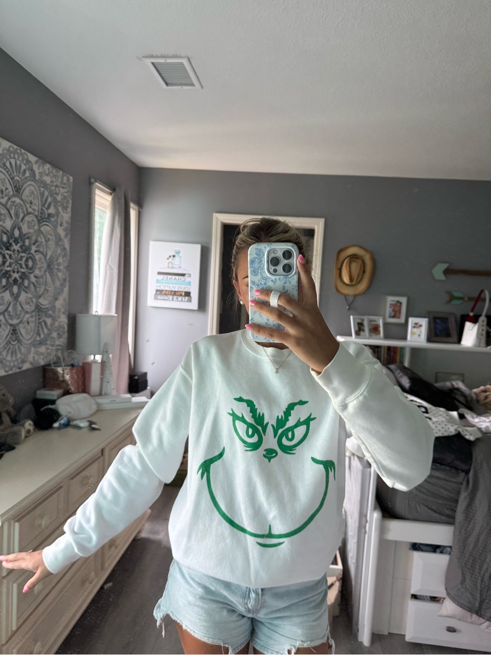 White Crewneck Sweatshirt with Green Grinch Face - Unbranded Sweater